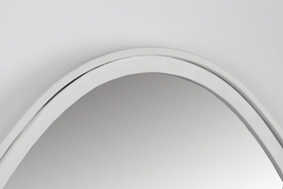 Discover the elegance of the Miya oval mirror, an essential addition to enhance your interior decor