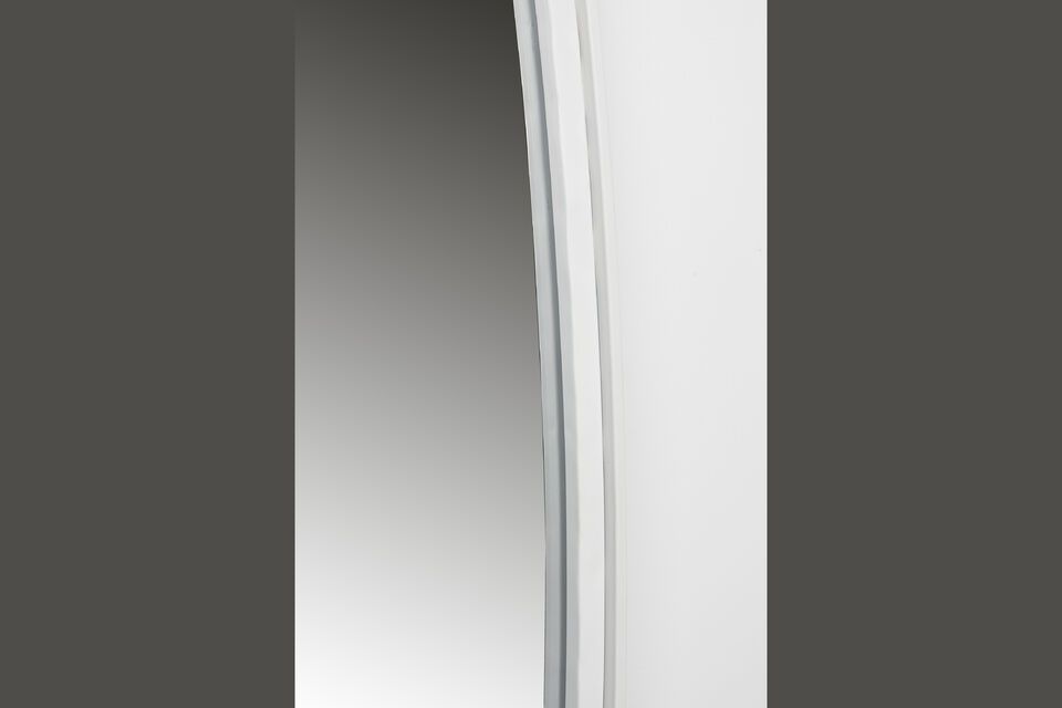 Its generous dimensions make it an easy choice for elegantly dressing up your spaces