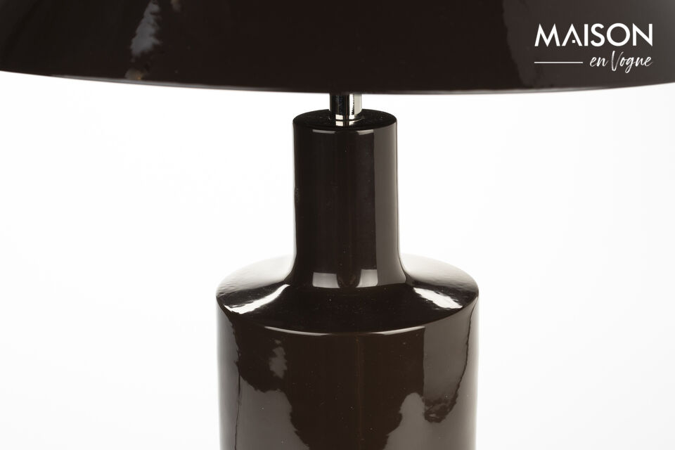 Die Lampe verfügt über ein 200 cm langes Kabel mit Ein/Aus-Schalter