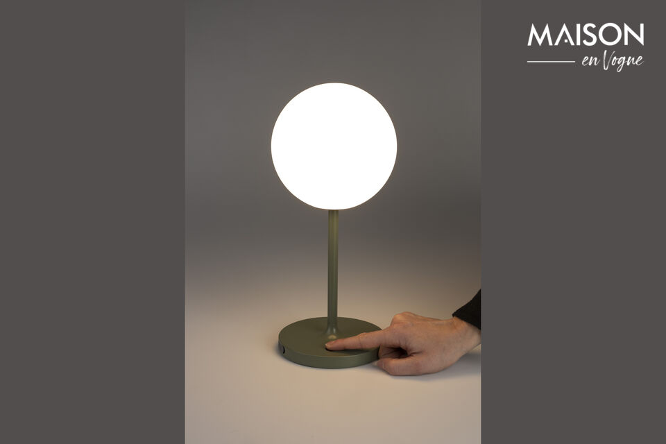 Diese dimmbare Lampe verfügt über eine schlanke Kugel auf einer dezenten Basis