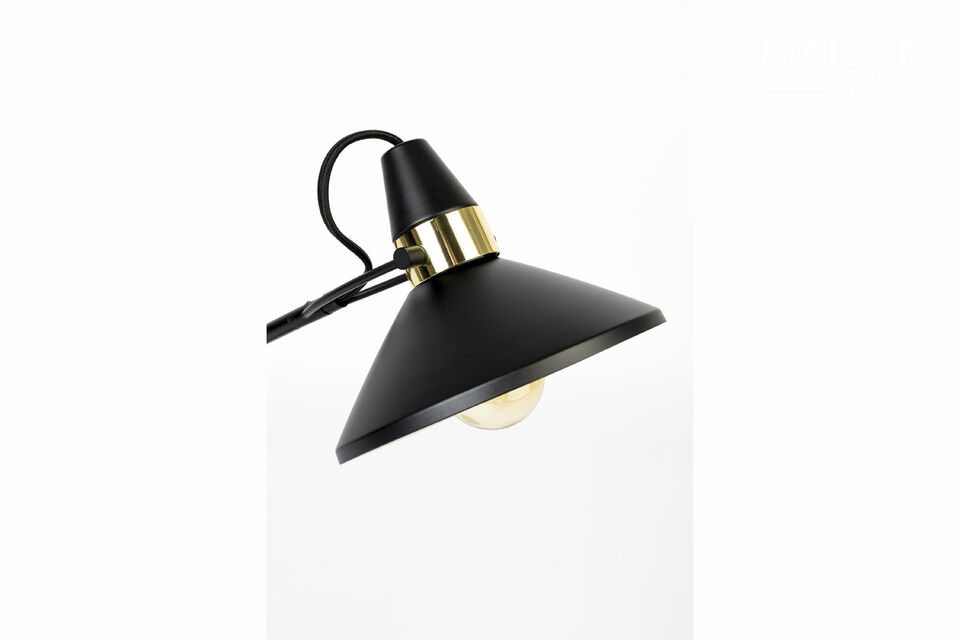 Die schwarze Lampe mit goldenen Details verfügt über einen leicht verstellbaren Arm