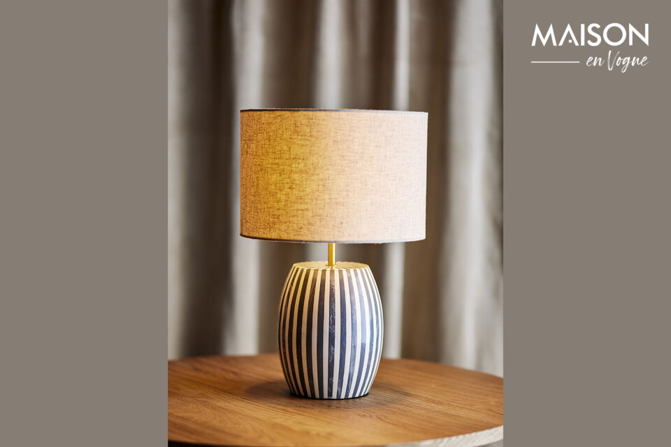 Die Tali Tischlampe von Bloomingville ist eine dekorative Lampe in einem beigen Farbton mit einem