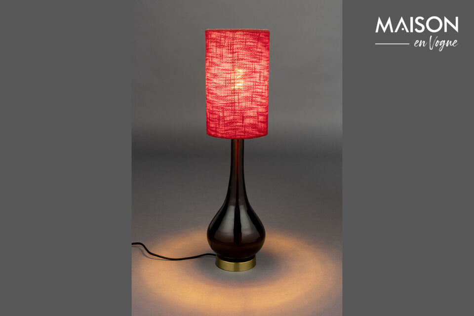 Diese Tischlampe ist mit einem charakteristischen Lampenschirm ausgestattet