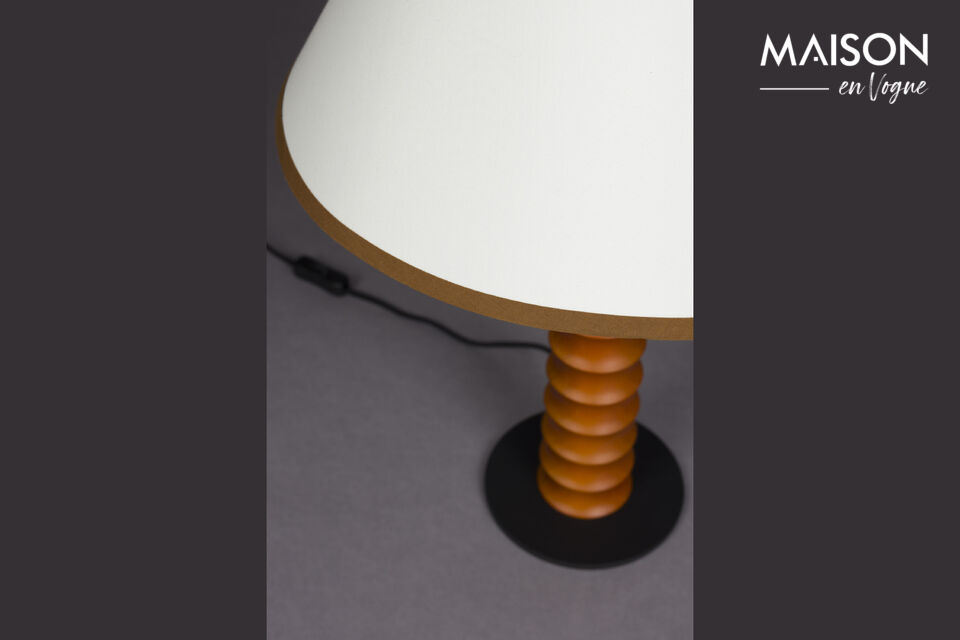 Der beige Baumwollschirm mit dunkelbraunem Besatz verbreitet ein weiches