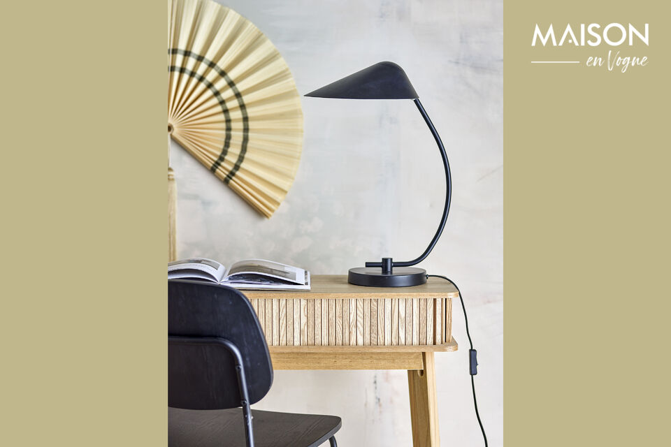 Die Tischlampe Nisella von Bloomingville ist aus schwarz lackiertem Metall gefertigt und hat eine