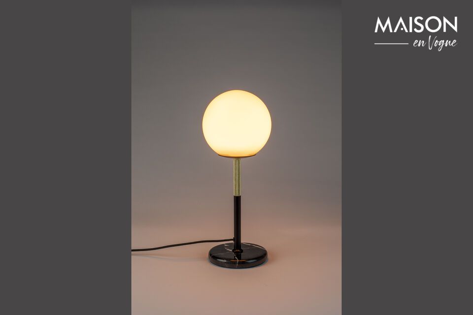 Mit einer Höhe von 45 cm und einem Durchmesser von 18 cm balanciert diese Lampe Form und Funktion