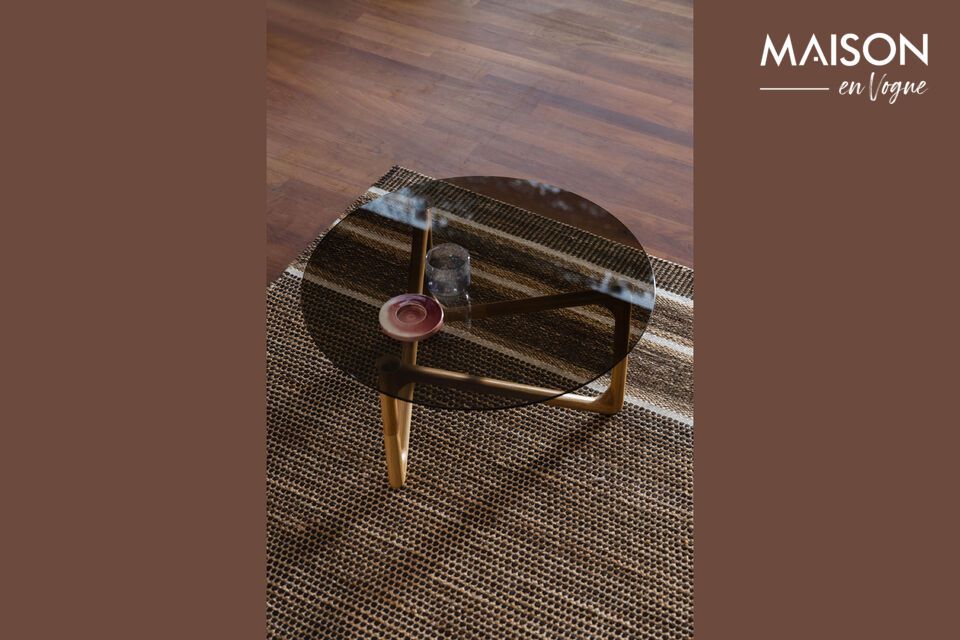 This is clearly evident in the oak base, which is finished with a natural or walnut-colored stain