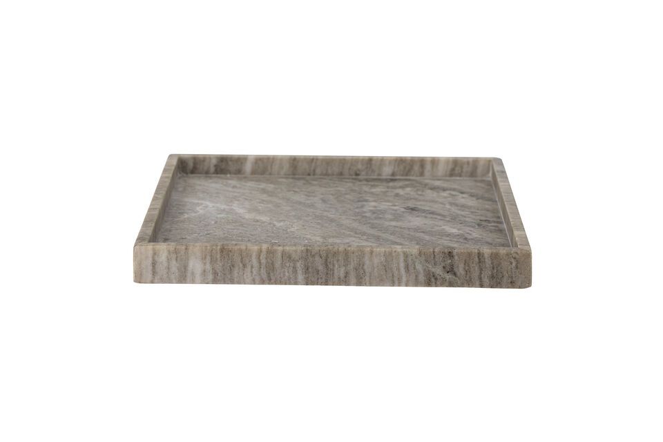 The sober design and warm color of the brown marble blend harmoniously with a variety of decors