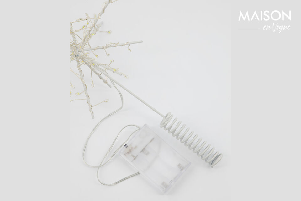 No less than 80 small LED lights light up the top of your tree, creating a natural focal point