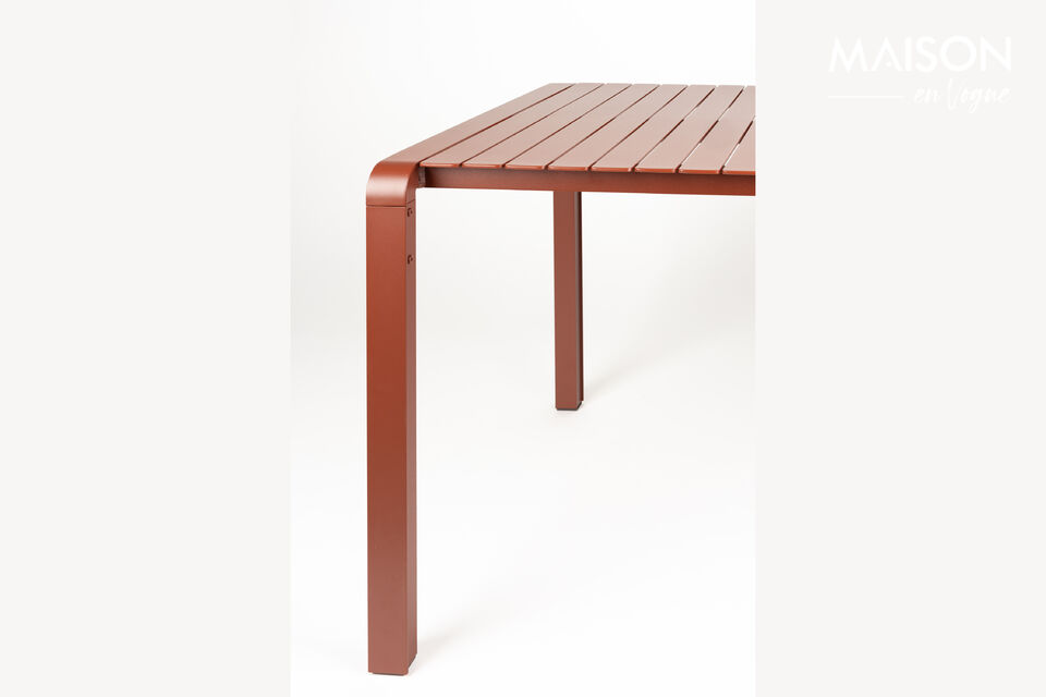 Deze hippe buitenmeubelen zijn ontworpen in samenwerking met designers van Studio APE