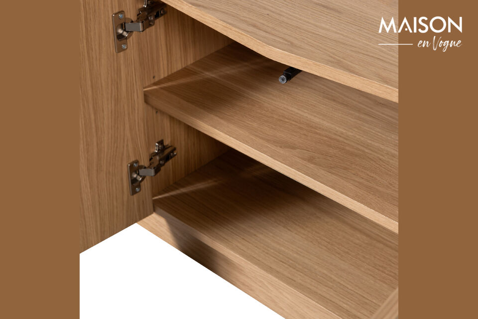 The grain and knots in the oak emphasise the authentic look and make each piece unique