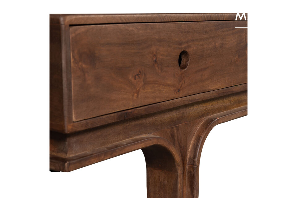 It is characterized by clearly visible grains and color nuances