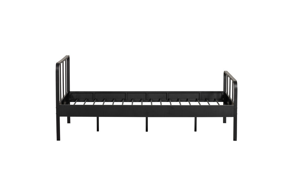 Het metalen bed biedt ruimte voor een matrasmaat van 120x200 cm