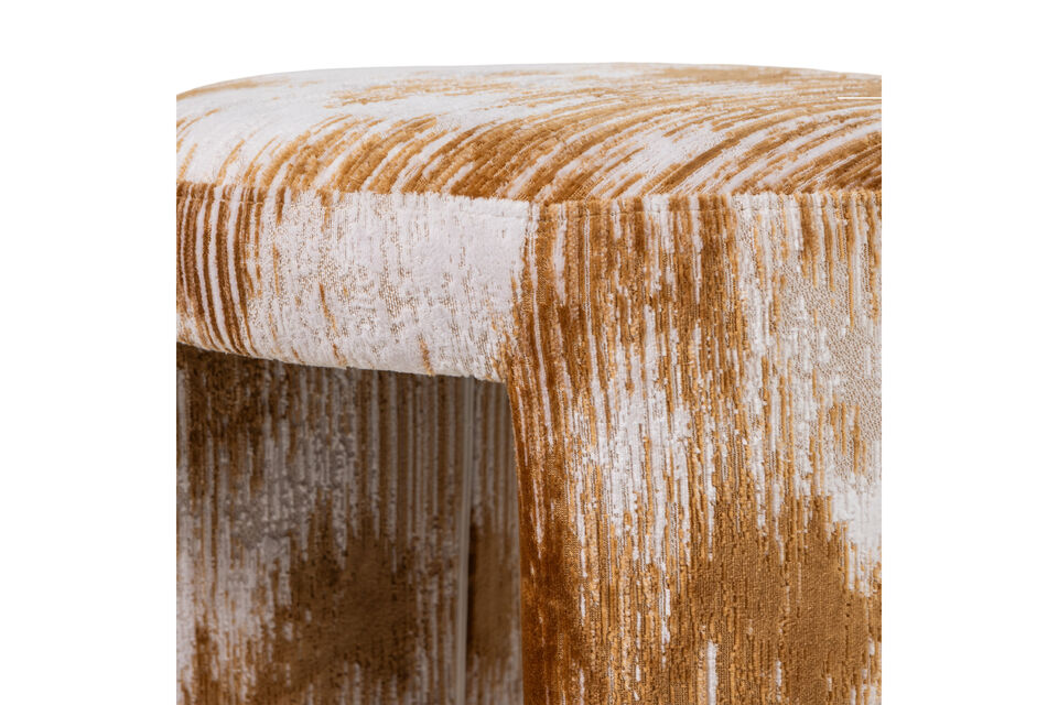 The caramel color gives a calm appearance that is easy to combine with other furniture