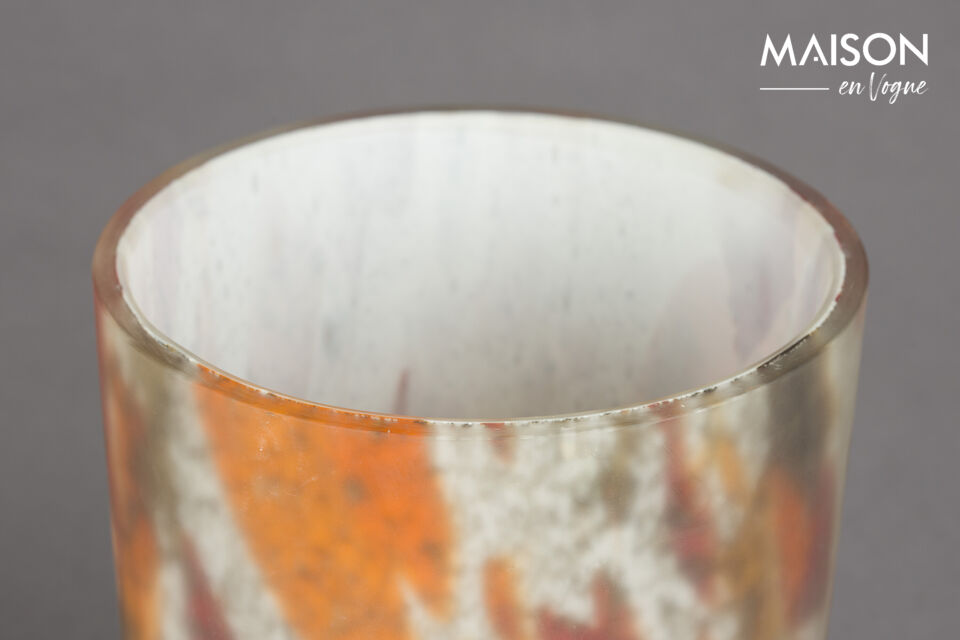 Het matte glas is versierd met een design van warme kleuren die speels in elkaar overlopen