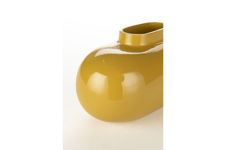 Deze kleine vaas van aluminium heeft een opvallend design, dat doet denken aan een capsule