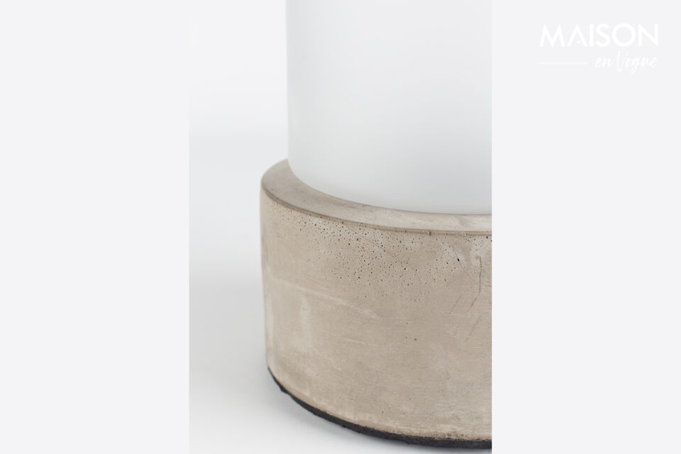 De melkglazen pot, een betonnen deksel en een betonnen voet waarin de oplaadbare lamp is verstopt