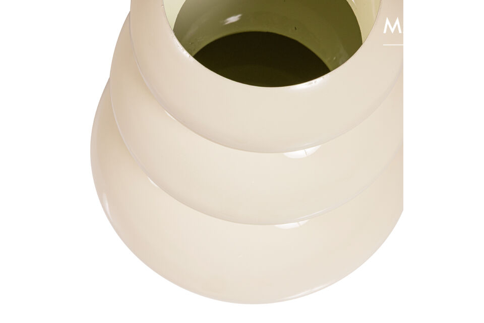 Die hellgelbe Farbe und das glänzende Finish machen die Vase vielseitig kombinierbar