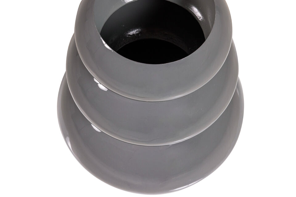 Die hellgraue Farbe und das glänzende Finish machen die Vase vielseitig kombinierbar