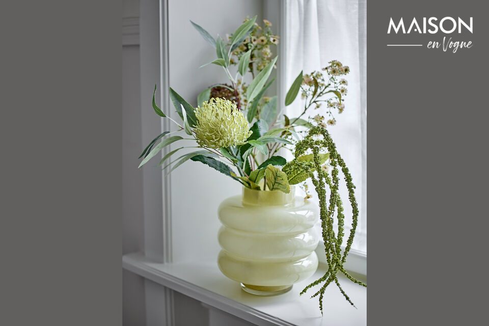 Die Sahara Vase von Bloomingville ist aus gelb gefärbtem Glas mit einer organischen
