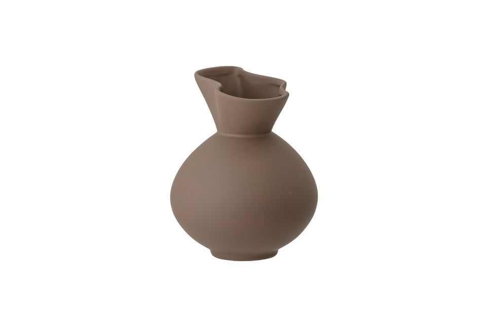 La forme conique et ondulée de ce vase permet de bien répartir les différentes plantes et fleurs