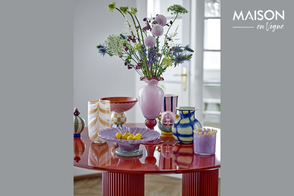 Le vase Frills de Bloomingville est soufflé à la bouche en verre et présente un magnifique bord