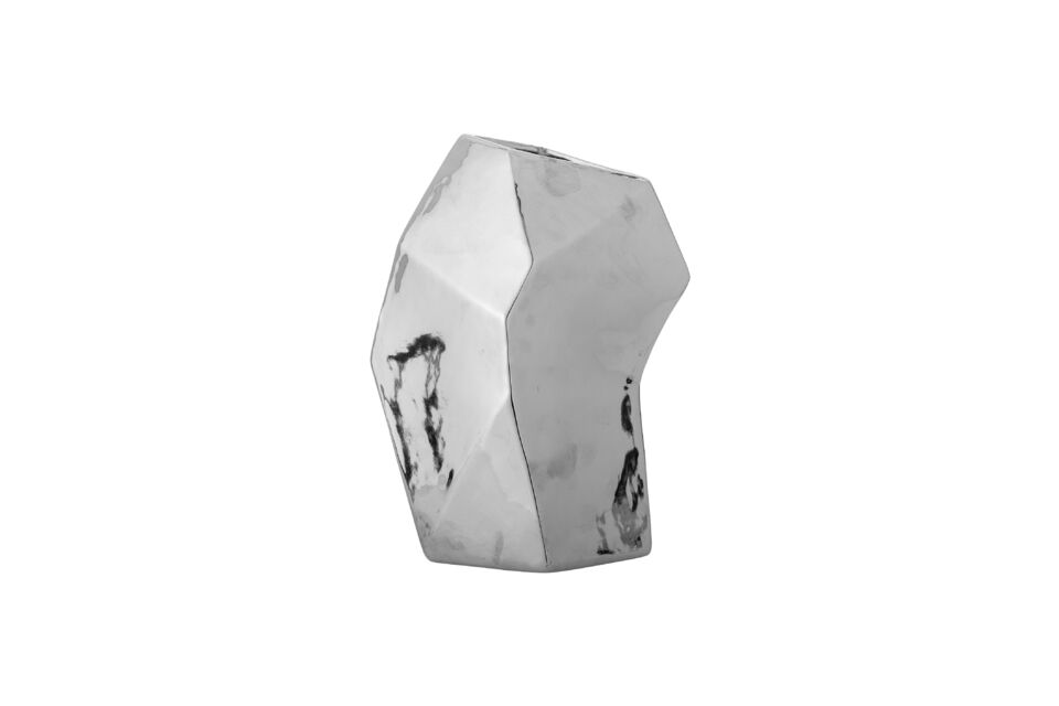 Son design sculptural se caractérise par un corps irrégulier et facetté avec des surfaces