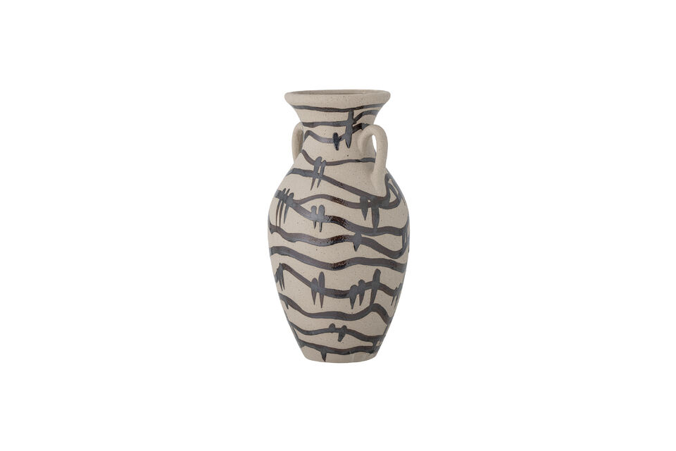 Stylen Sie die Vase mit einem schönen Blumenstrauß auf der Fensterbank