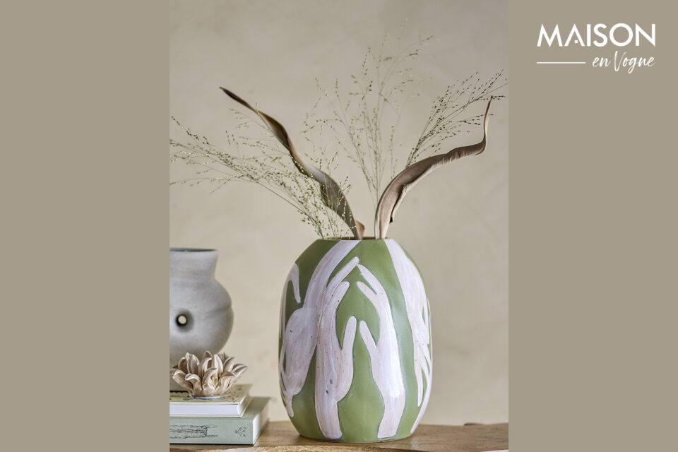 Le vase Adalena de Bloomingville est artistique et accrocheur avec sa couleur verte fraîche et son