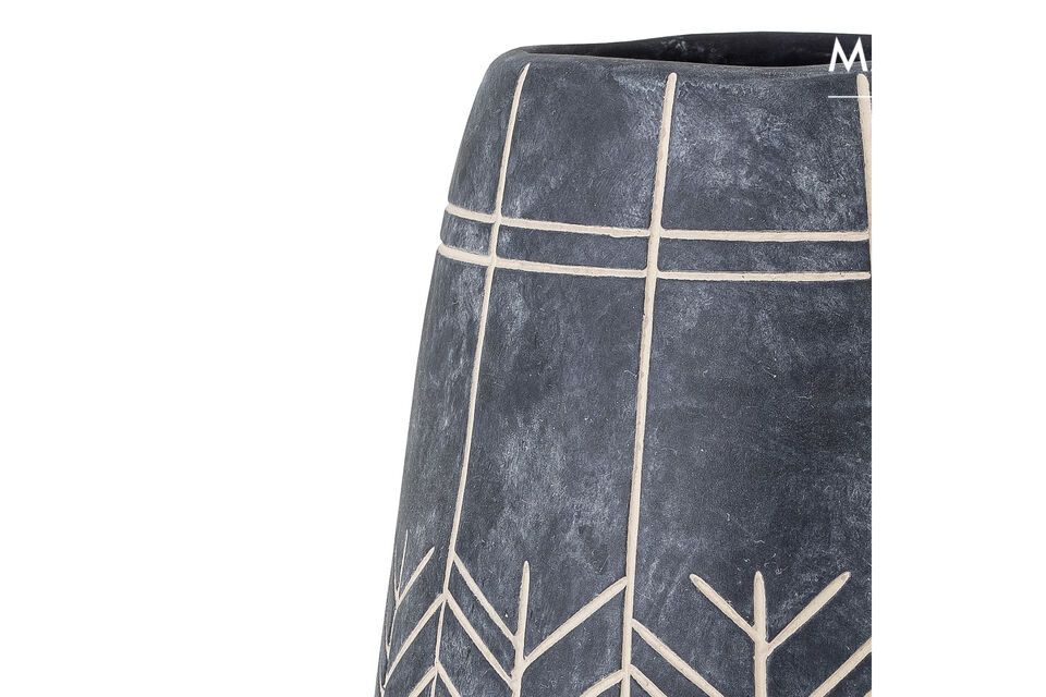 Le vase de décoration Mahi de Bloomingville est en céramique de couleur noire avec un motif