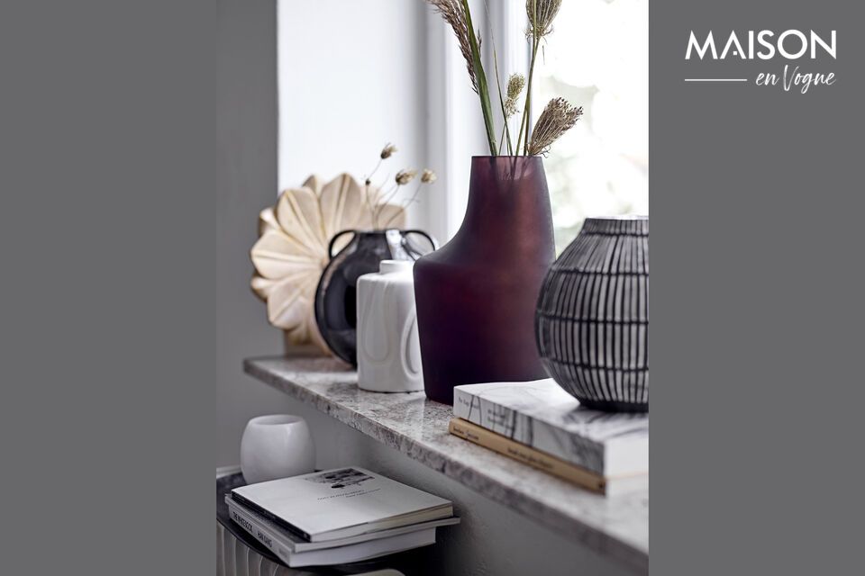 Ce vase rond de taille moyenne est presque aussi haut que large