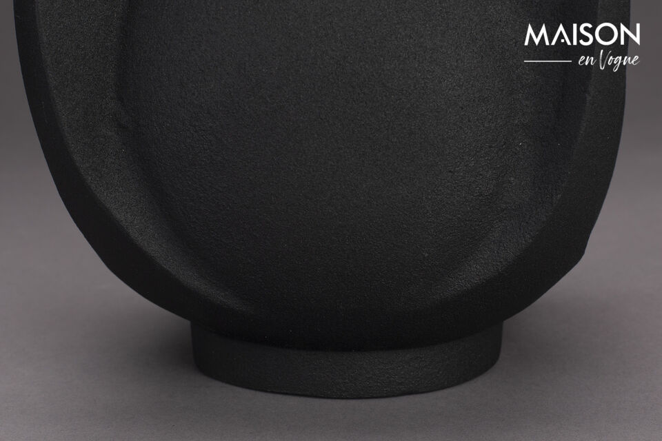 Ce vase présente en effet un aspect robuste et rappelle une cruche antique grâce à ses anses