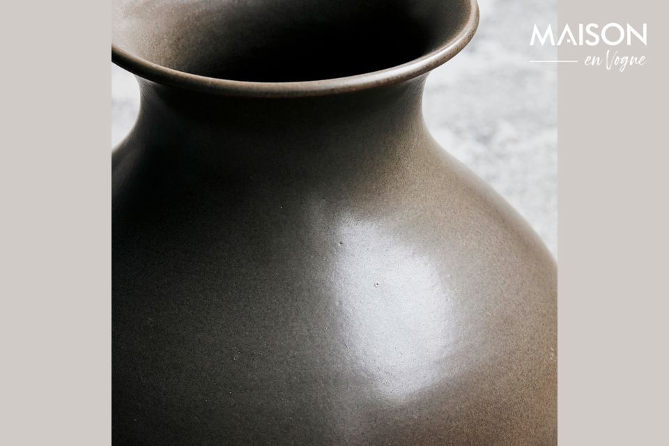 Joli vase en céramique classique