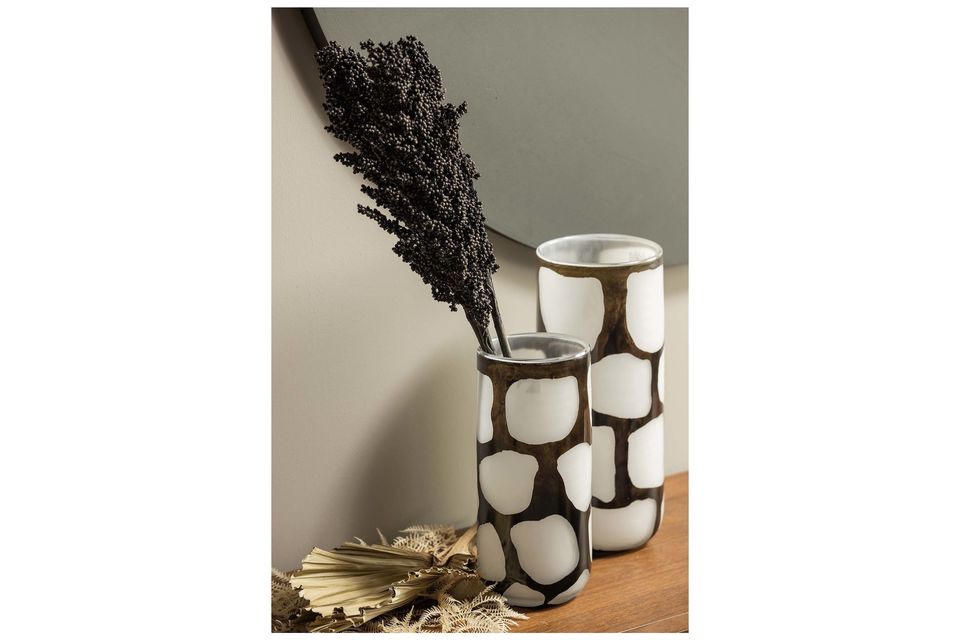 Vase en verre noir et blanc Blair, une création artisanale unique