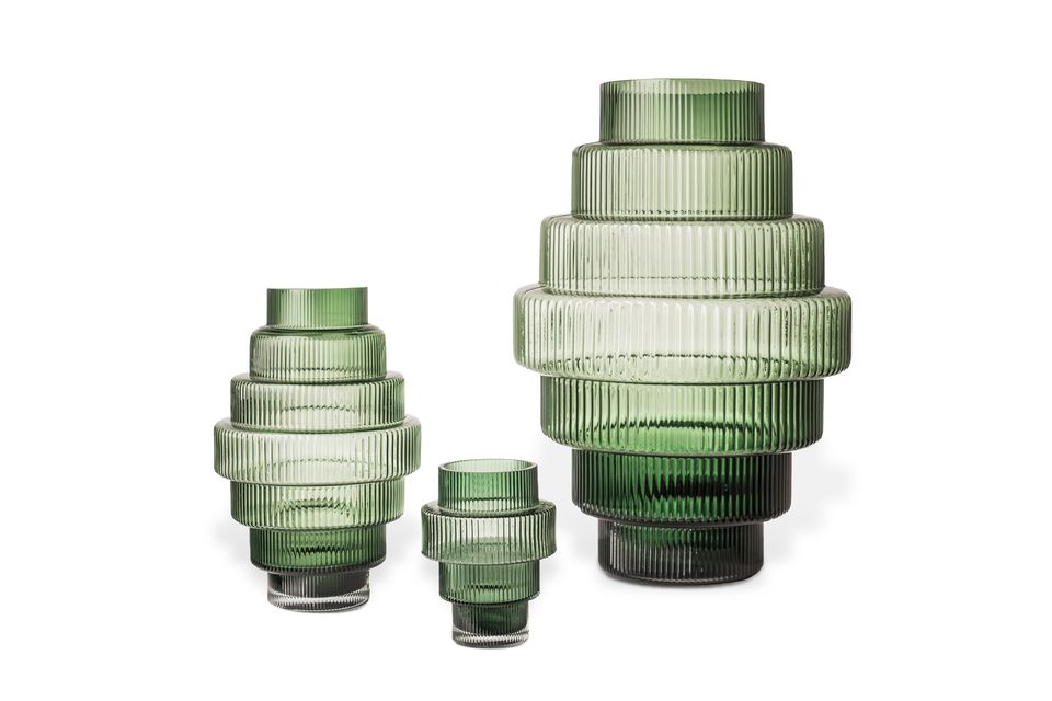 Le vase en verre soufflé vert Steps, une pièce artisanale intemporelle et délicate.
