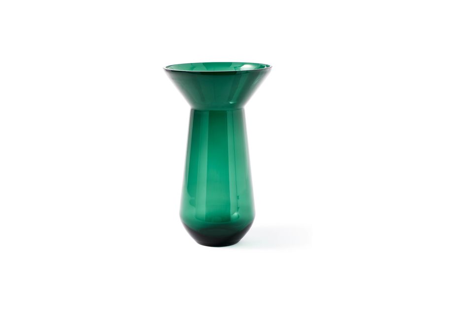 La vase en verre Neck de couleur verte et transparent apporte une touche de modernité et