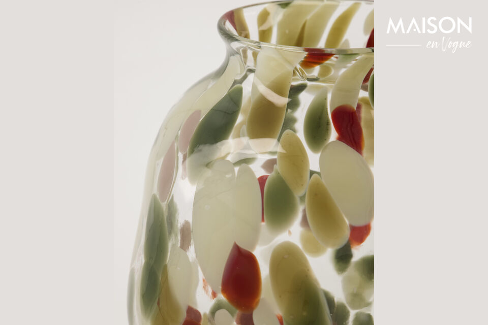 Cette pièce soufflée à la bouche s\'impose comme un bel objet d\'art