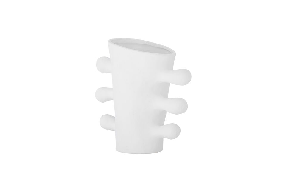 Le vase Pernilla de Bloomingville est fabriqué en grès blanc et présente une forme unique qui en