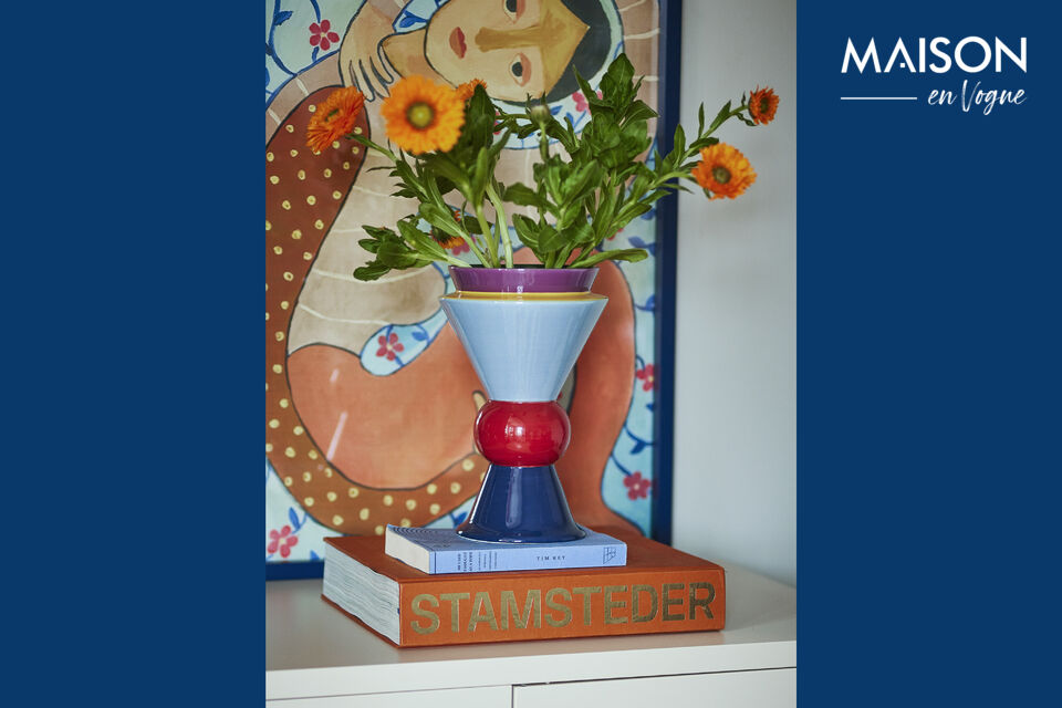 Die Trilla Vase von Bloomingville ist eine dekorative Vase aus Keramik mit handbemalter Oberfläche