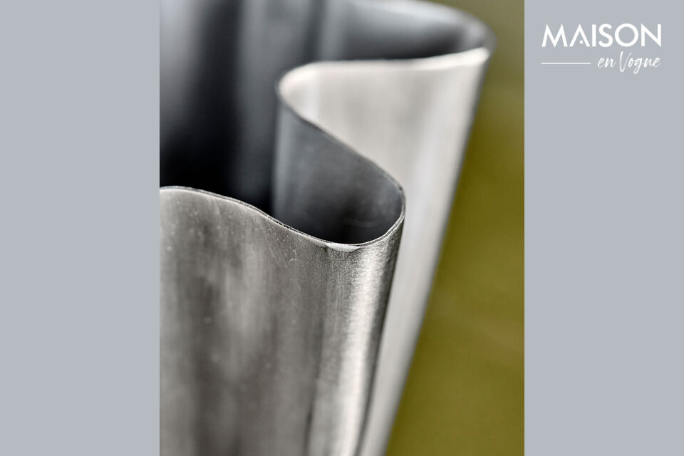 The brushed silver finish and wavy