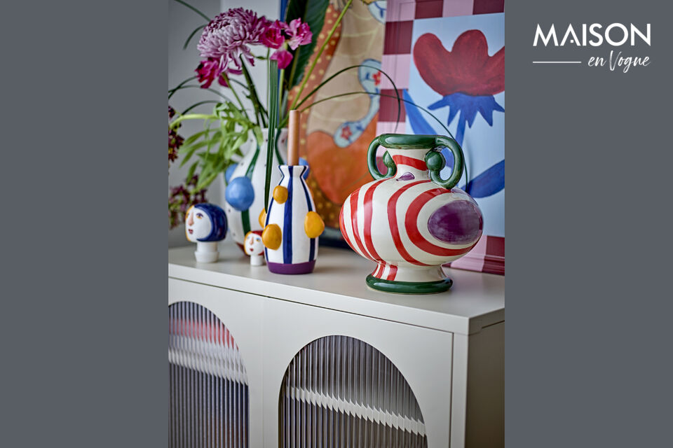 Le Vase Betiva de Bloomingville est un vase en grès beige au design audacieux et coloré