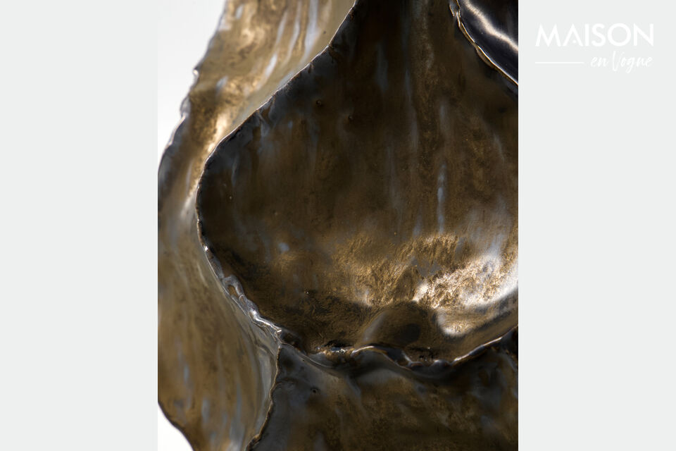 Ce vase en grès fait main apporte un effet immédiat grâce à son glaçage métallique antique et
