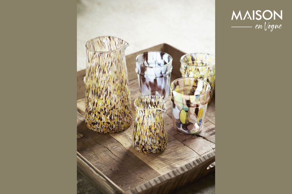 Aporta un toque de autenticidad a tu mesa con el vaso de agua multicolor