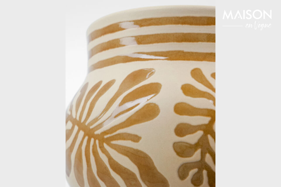 Il vaso HDIvy è realizzato in pregiata terraglia con una calda finitura beige e dettagli decorati