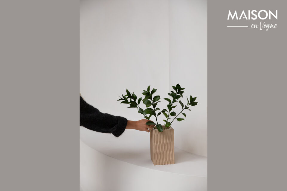 Questo vaso è infatti decorato con un accattivante rilievo 3D