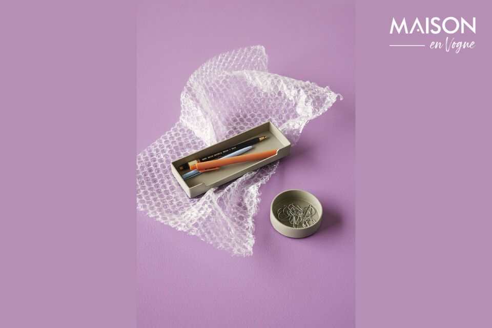 Il vassoio rotondo District in metallo grigio chiaro è l\'accessorio ideale per servire o esporre