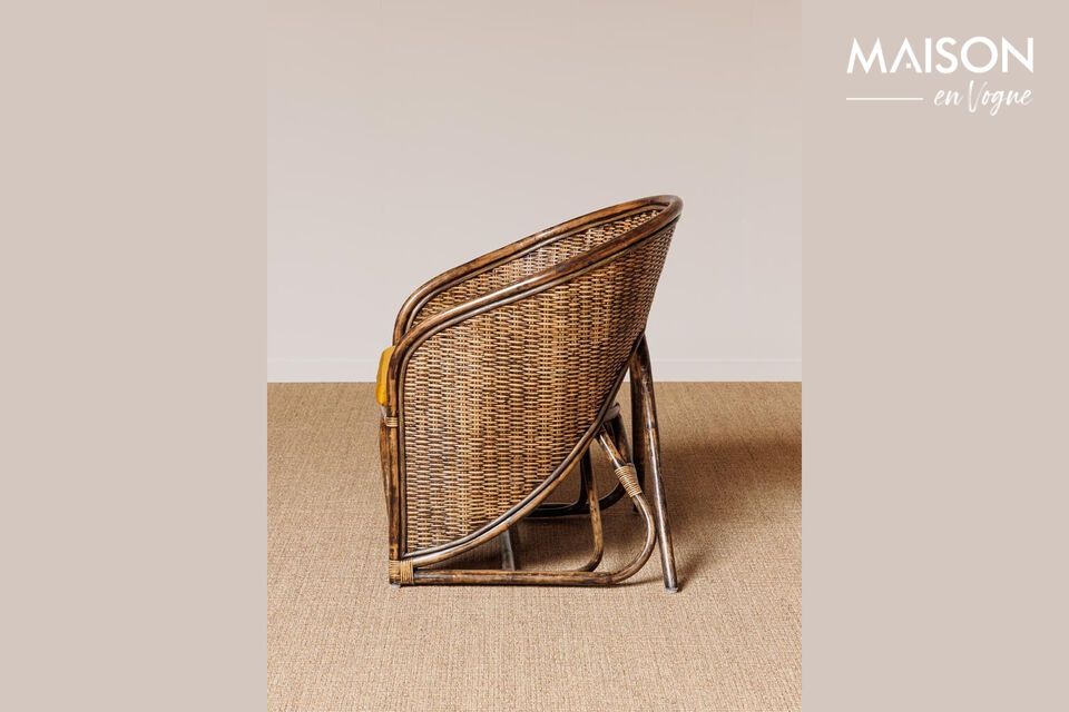 Deze zorgvuldig vervaardigde fauteuil combineert duurzaamheid en esthetiek met zijn stevige rotan