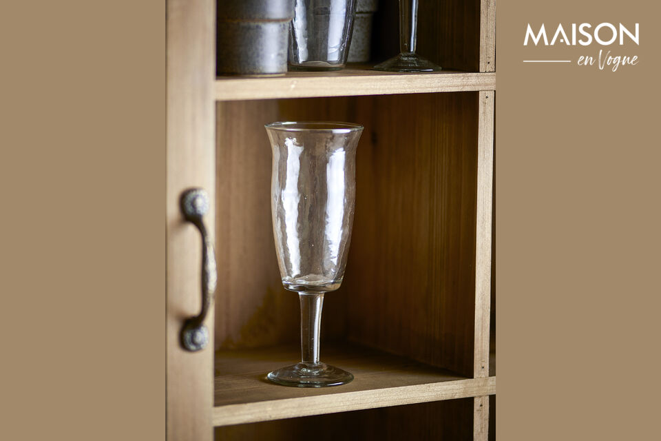 Le Verre à vin Asha de Bloomingville est fabriqué en verre transparent avec une texture martelée