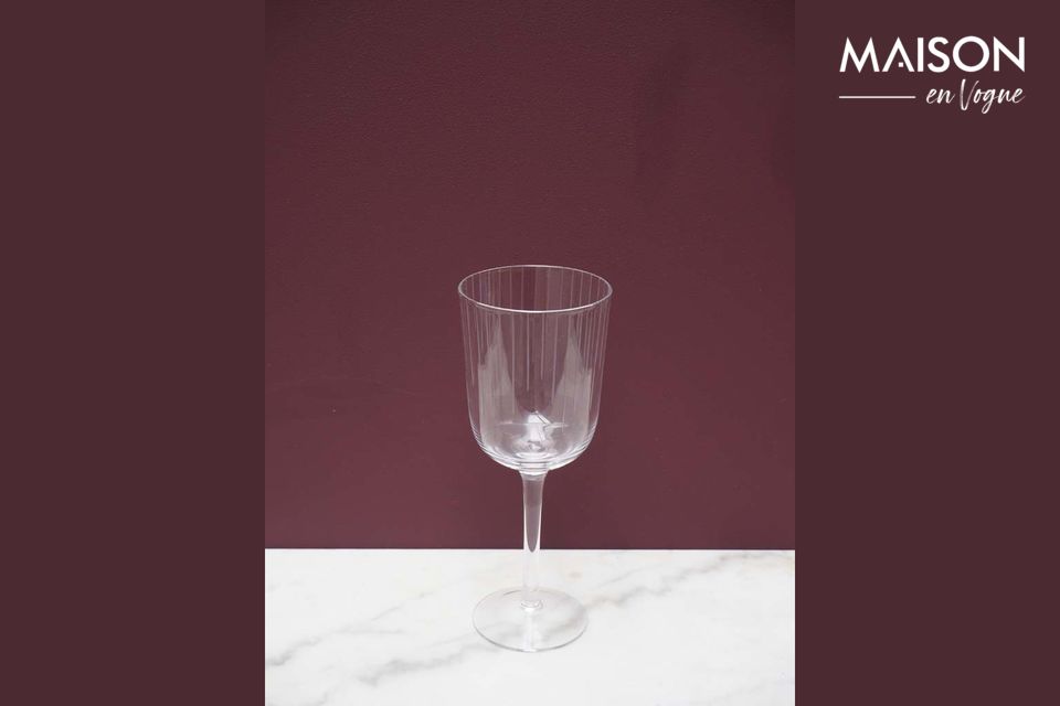 Un verre à vin sobre et passe-partout