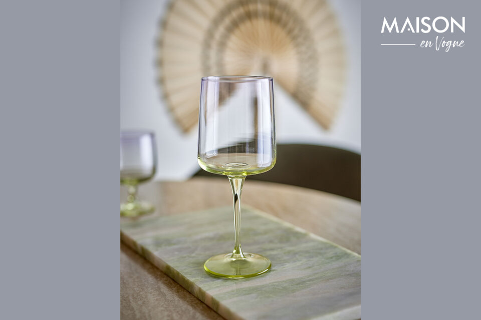 La coupe transparente s’allie à des tiges vert doré pour un contraste harmonieux aux tons doux